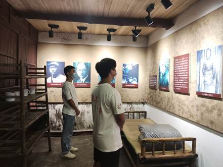 说明: F:\8 永利集团\4 办公室工作\大创、挑战杯、社会实践\永利集团+移动博物馆赋能党史学习教育+实践团\三下乡--铭记革命历史,传承红色文化,推进党史学习\实践团成员在参观纪念馆.jpg