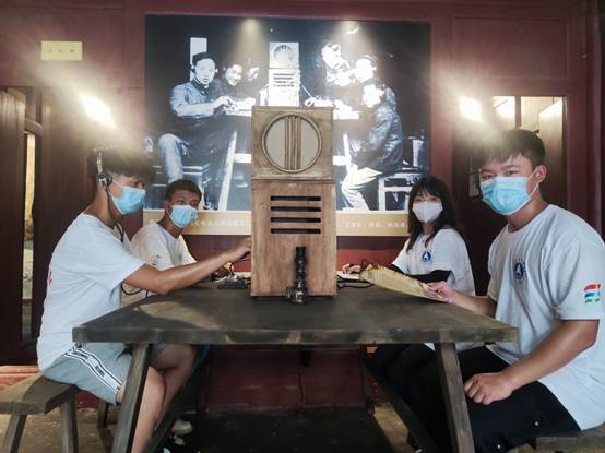 说明: F:\8 永利集团\4 办公室工作\大创、挑战杯、社会实践\永利集团+移动博物馆赋能党史学习教育+实践团\三下乡--铭记革命历史,传承红色文化,推进党史学习\实践团成员在讲解员的指导下体验电报机.jpg