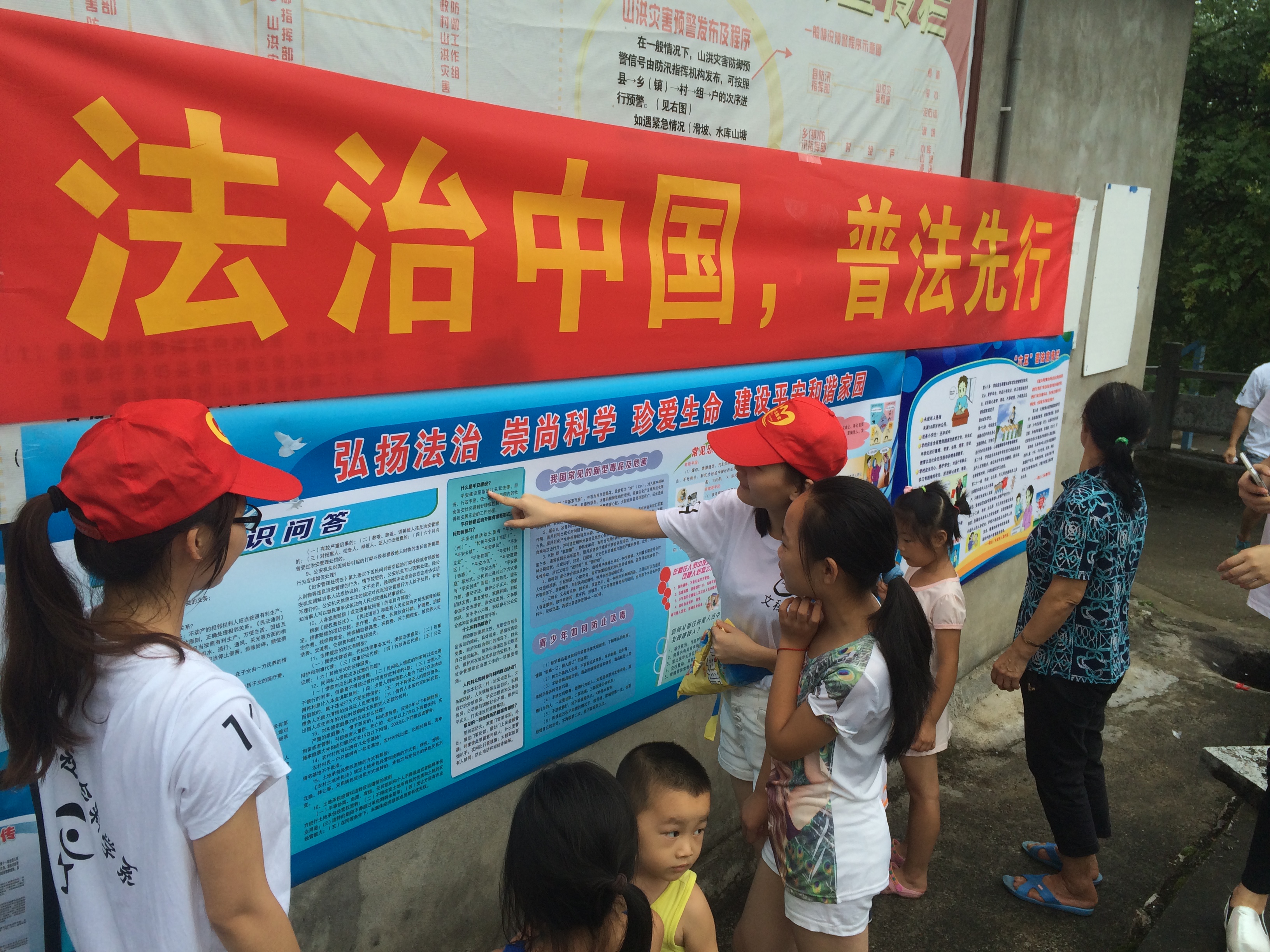 公司开展社会主义核心价值观和法治中国微宣传进社区活动 公司开展社会主义核心价值观和法治中国微宣传进社区活动