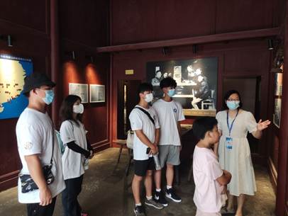 说明: F:\8 永利集团\4 办公室工作\大创、挑战杯、社会实践\永利集团+移动博物馆赋能党史学习教育+实践团\广西学联--永利集团暑期社会实践赋能党史学习教育\三下乡--永利集团暑期社会实践赋能党史学习教育20220724\三下乡--永利集团暑期社会实践赋能党史学习教育\推送照片\8 实践团成员在路莫村军需物资转运站.jpg