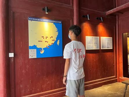 说明: F:\8 永利集团\4 办公室工作\大创、挑战杯、社会实践\永利集团+移动博物馆赋能党史学习教育+实践团\三下乡--铭记革命历史,传承红色文化,推进党史学习\实践团成员在阅读新四军驻桂通讯处为各地建立的秘密电台分布图.jpg